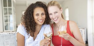 Οι γυναίκες είναι πιο ευτυχισμένες όταν πίνουν λευκό κρασί, αποκαλύπτει μια μελέτη